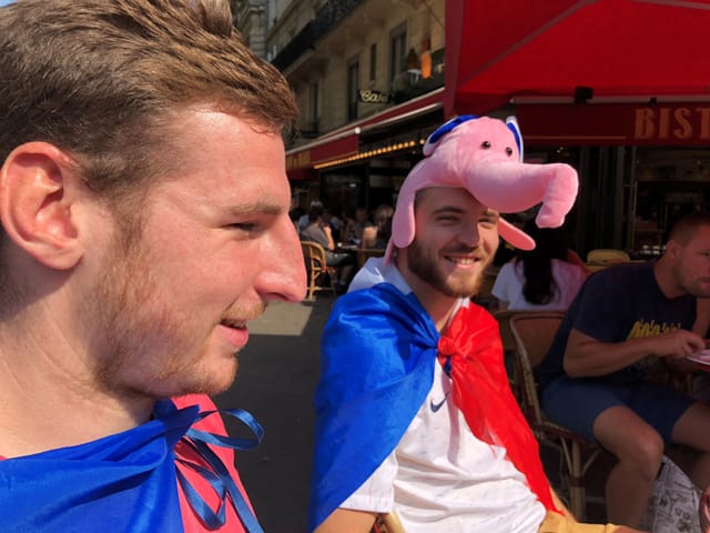 Fans mit Kopfbedeckungen.
