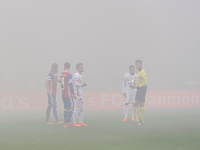 Die Spieler von Basel und Sion stehen in dichtem Rauch. Die Spieler von Basel und Sion stehen in dichtem Rauch.