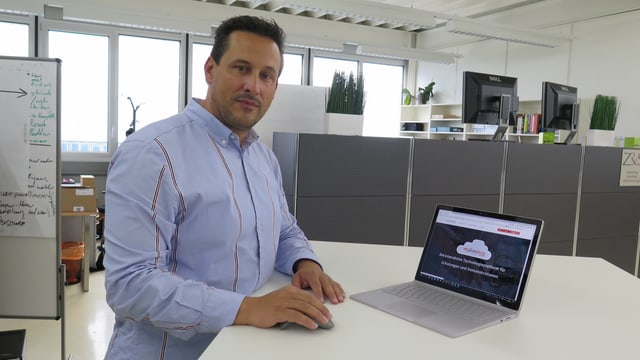 Thomas Zürcher mit Laptop. Thomas Zürcher mit Laptop.