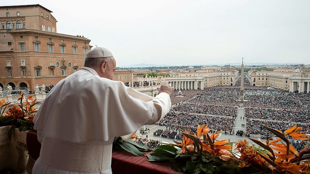Purtret dal Papa che stat sin il balcun davant il dom da s. Peder e dat il maun al public. La plazza è fullanada. Purtret dal Papa che stat sin il balcun davant il dom da s. Peder e dat il maun al public. La plazza è fullanada.