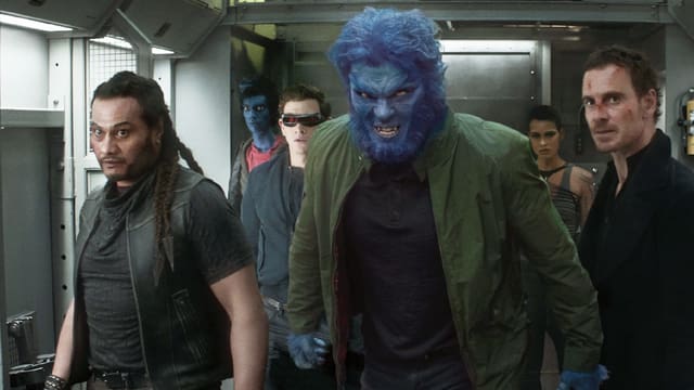 Mann mit blauem Kopf im Vordergrund umgeben von anderen Personen Mann mit blauem Kopf im Vordergrund umgeben von anderen Personen