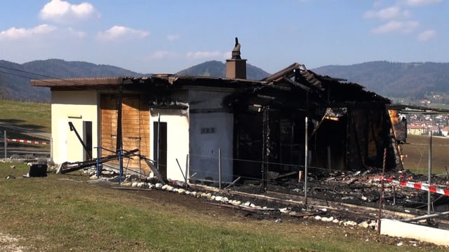 Brandstiftung bei einer Skihütte Berner Jura - angesteckt von einem Feuerwehrmann. Brandstiftung bei einer Skihütte Berner Jura - angesteckt von einem Feuerwehrmann.