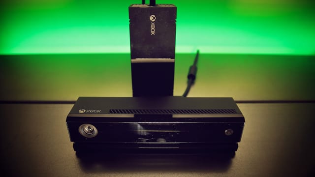 Kinect-Sensor vorn, Netzteil hinten. Kinect-Sensor vorn, Netzteil hinten.