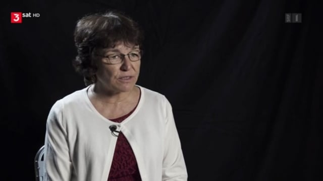 Eine Frau in weissem Jäckchen vor schwarzem Hintergrund Eine Frau in weissem Jäckchen vor schwarzem Hintergrund