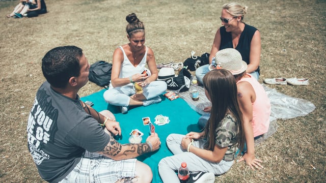 Die ganze Familie spielt UNO. Mutter mit Tochter, Götti mit Frau und Gottenkind. Sind heute bis etwa 11 Uhr hier. Die ganze Familie spielt UNO. Mutter mit Tochter, Götti mit Frau und Gottenkind. Sind heute bis etwa 11 Uhr hier.