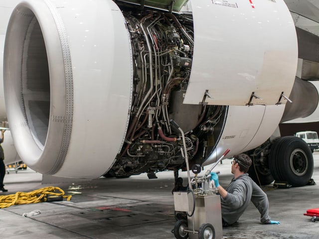 Ein Flugzeugtechniker bei der Wartung eines Triebwerks. Ein Flugzeugtechniker bei der Wartung eines Triebwerks.