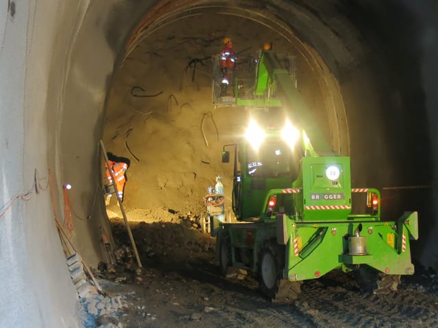 Hubstapler im Tunnel.