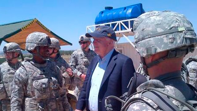 John Mc Cain mit amerikanischen Soldaten. John Mc Cain mit amerikanischen Soldaten.