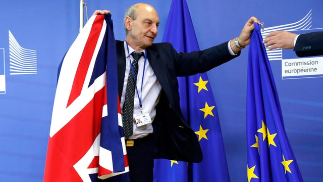 Mann mit britischer und EU-Fahne