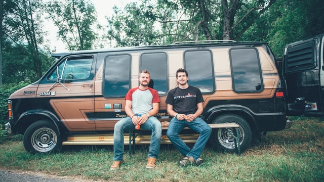 Zwei Festivalbesucher vor ihrem Van Zwei Festivalbesucher vor ihrem Van