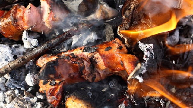 Eine Cervelat, die auf der Grillkohle zu lange auf den Verzehr gewartet hat. Eine Cervelat, die auf der Grillkohle zu lange auf den Verzehr gewartet hat.