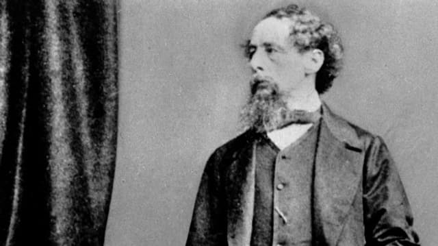 Fotografie von Charles Dickens, der streng nach rechts guckt. Fotografie von Charles Dickens, der streng nach rechts guckt.