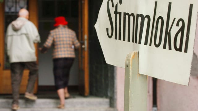 Ältere Leute betreten ein Stimmlokal Ältere Leute betreten ein Stimmlokal