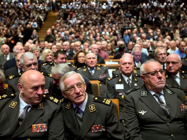 Hohe Militärs an Trauerfeier. Hohe Militärs an Trauerfeier.