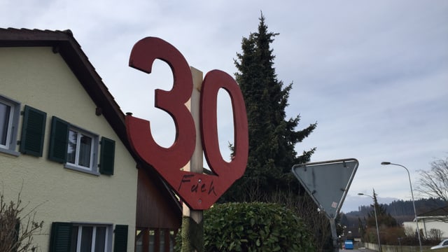 Hölzerne Zahl 30 in einem Garten aufgestellt Hölzerne Zahl 30 in einem Garten aufgestellt
