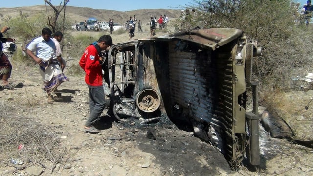 Zerstörtes Auto nach dem Angriff in der Provinz Baida Zerstörtes Auto nach dem Angriff in der Provinz Baida