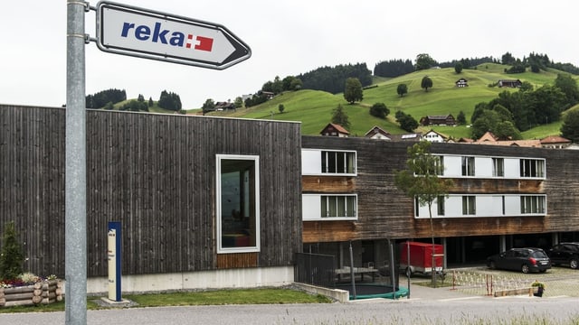 Reka-Schild zeigt auf Haus. Reka-Schild zeigt auf Haus.