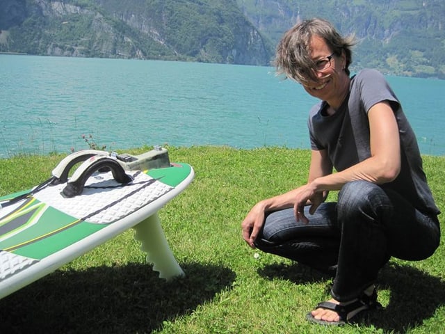 Die Bionikern Regine Schwilch mit einem Surfbrett mit ihrer Windsurf-Finne. Die Bionikern Regine Schwilch mit einem Surfbrett mit ihrer Windsurf-Finne.