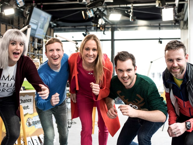 Die Glasbox-Moderatoren mit Triathletin Daniela Ryf (Mitte) und Nik Hartmann.