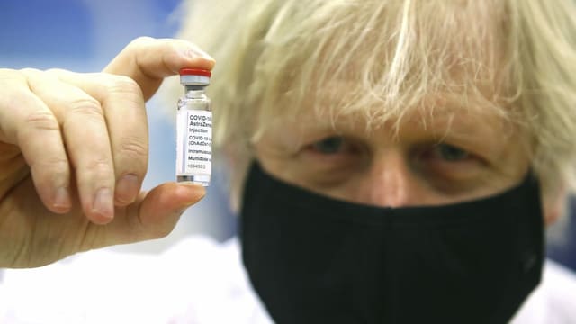 Im Bild: Der britische Premier Boris Johnson mit einer Astra-Zeneca-Ampulle. Im Bild: Der britische Premier Boris Johnson mit einer Astra-Zeneca-Ampulle.