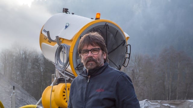 Martin Montalta davant ses chanun da naiv. Martin Montalta davant ses chanun da naiv.
