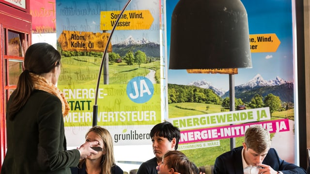 Mitglieder der Grünliberalen verfolgen die Abstimmungsergebnisse Mitglieder der Grünliberalen verfolgen die Abstimmungsergebnisse