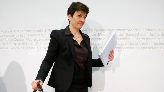 Della Valle stehend mit Unterlagen und Tasche im Raum für Medienkonferenzen des Bundeshauses in Bern. Della Valle stehend mit Unterlagen und Tasche im Raum für Medienkonferenzen des Bundeshauses in Bern.