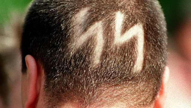 Auf einem Hinterkopf ist das SS-Symbol rasiert Auf einem Hinterkopf ist das SS-Symbol rasiert