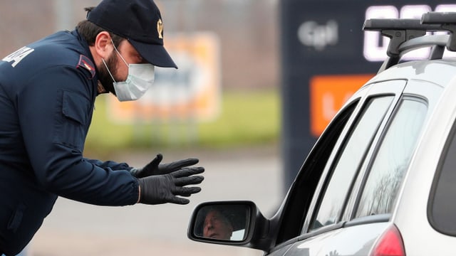 Polizeikontrolle auf der gesperrten Strasse zwischen Codogno und Casalpusterlengo. Polizeikontrolle auf der gesperrten Strasse zwischen Codogno und Casalpusterlengo.