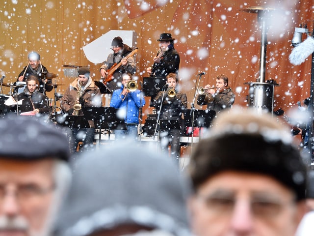 Schnee vor Bühne.