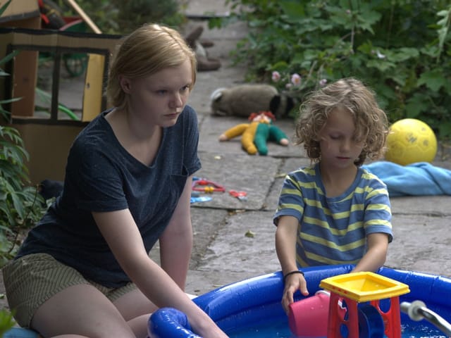 Wanda mit ihrem kleinen Bruder beim Spielen im Sandkasten Wanda mit ihrem kleinen Bruder beim Spielen im Sandkasten