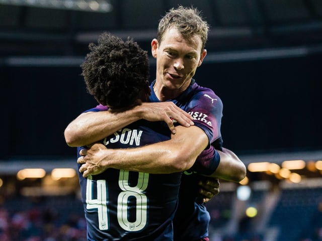 Stephan Lichsteiner jubelt mit einem Teamkollegen
