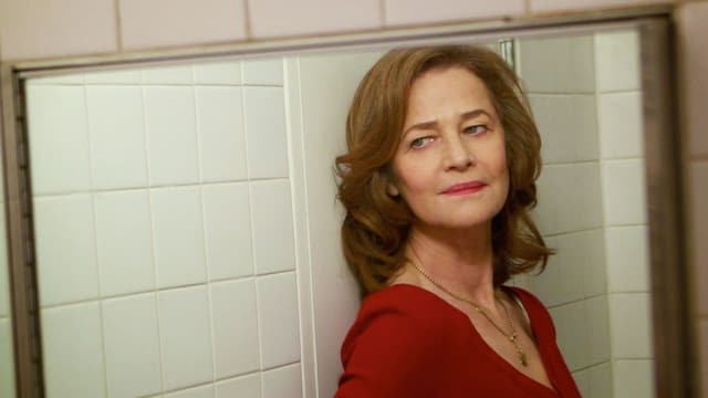 Eine Frau betrachtet sich im Spiegel. Eine Frau betrachtet sich im Spiegel.