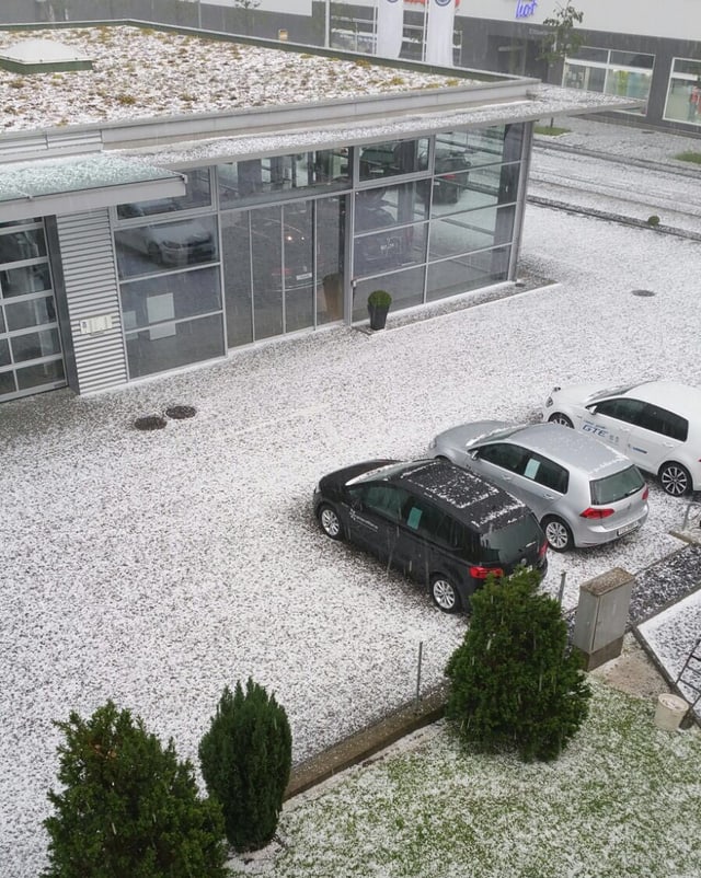 Ein Parkplatz ist von einer weissen Schicht bedeckt. Ein Parkplatz ist von einer weissen Schicht bedeckt.