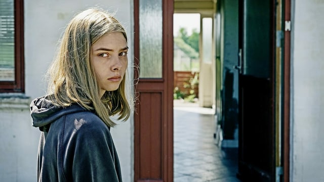ein Mädchen mit blonden Haaren schaut skeptisch in die Kamera ein Mädchen mit blonden Haaren schaut skeptisch in die Kamera