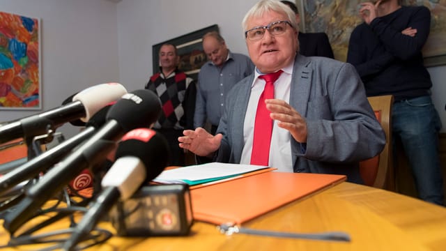 Ein Mann erklärt etwas. Ein Mann erklärt etwas.