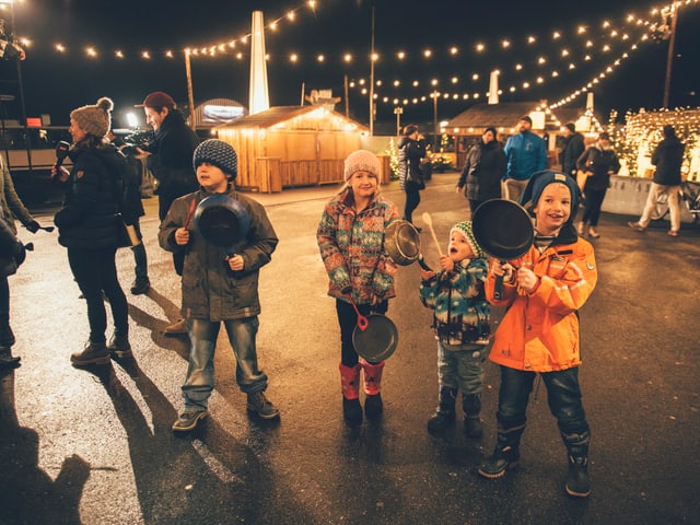 Vier Kinder mit Pfannen und Kellen