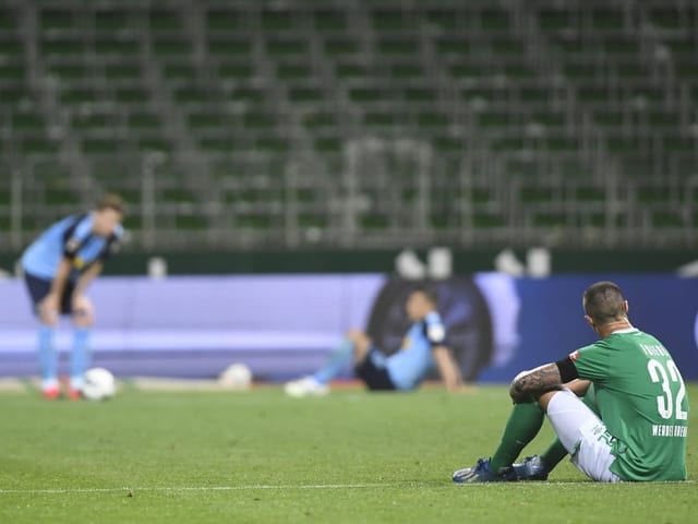 Bremens Marco Friedel am Boden.