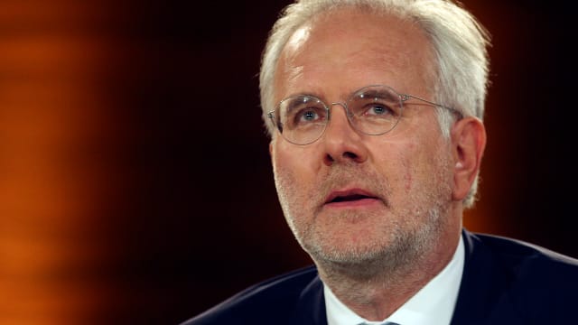 Harald Schmidt blickt desinteressiert in die Ferne während einer Aufzeichnung von Wetten Dass. Harald Schmidt blickt desinteressiert in die Ferne während einer Aufzeichnung von Wetten Dass.