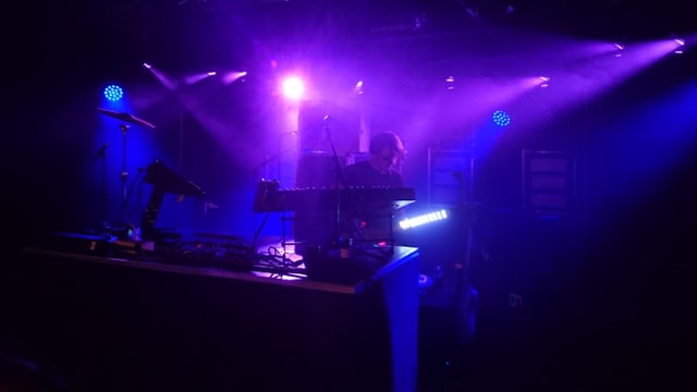 Møme durant ses concert cun ina ghitarra che fa cazzola. Møme durant ses concert cun ina ghitarra che fa cazzola.
