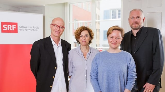 Die Jury bestehend aus Stefan Hoffmann (SRF), Sabine Boss (Autorin und Regisseurin, Jurypräsidentin), Philippe van Doornick (Deputy Managing Director und Head of Telepool Zürich) und die Gewinnerin Anna Schwingenschuh (3.v.l) Die Jury bestehend aus Stefan Hoffmann (SRF), Sabine Boss (Autorin und Regisseurin, Jurypräsidentin), Philippe van Doornick (Deputy Managing Director und Head of Telepool Zürich) und die Gewinnerin Anna Schwingenschuh (3.v.l)