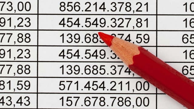 Abrechnung, wobei eine Zahl rot eingekreist ist. Daneben liegt ein Rotstift. Abrechnung, wobei eine Zahl rot eingekreist ist. Daneben liegt ein Rotstift.