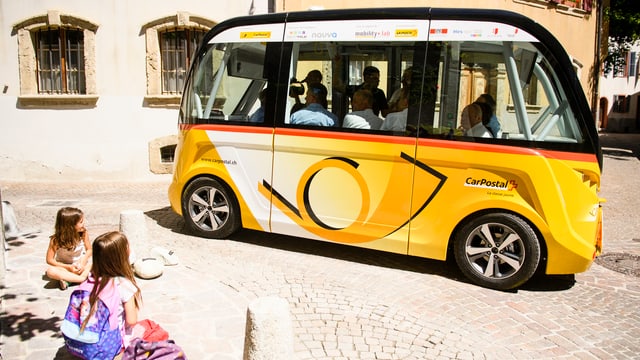 Ein selbststeuerndes Postauto. Ein selbststeuerndes Postauto.