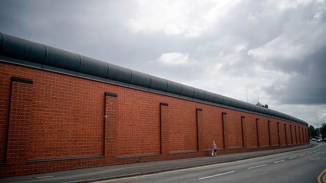 Gefängnismauer von aussen Gefängnismauer von aussen