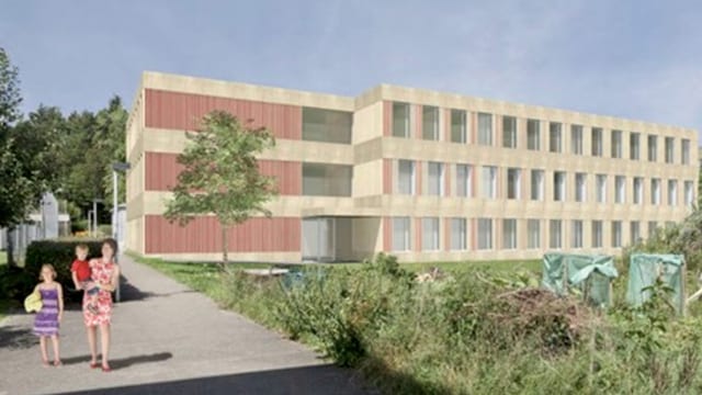 Eine Frau mit zwei Kindern stehen vor einem neuen Gebäude. Eine Frau mit zwei Kindern stehen vor einem neuen Gebäude.