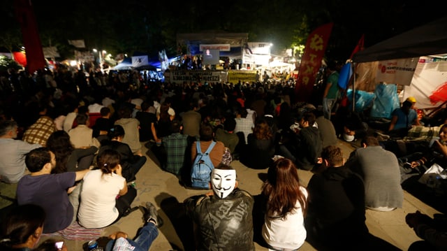 Demonstranten sehen sich im Gezi-Park einen Film an. Demonstranten sehen sich im Gezi-Park einen Film an.