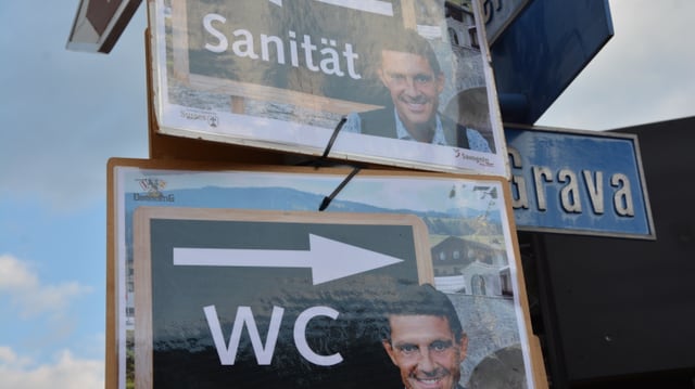 Sowohl auf der WC- als auch auf der Sanitäts-Tafel ist Roman Kilchspergers Gesicht zu sehen.