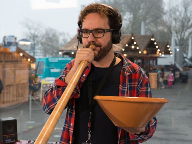 Der Alphorn-Trommler Enrico Lenzin.