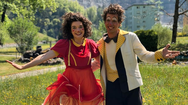 Ein Clownpärchen lacht in die Kamera. Ein Clownpärchen lacht in die Kamera.