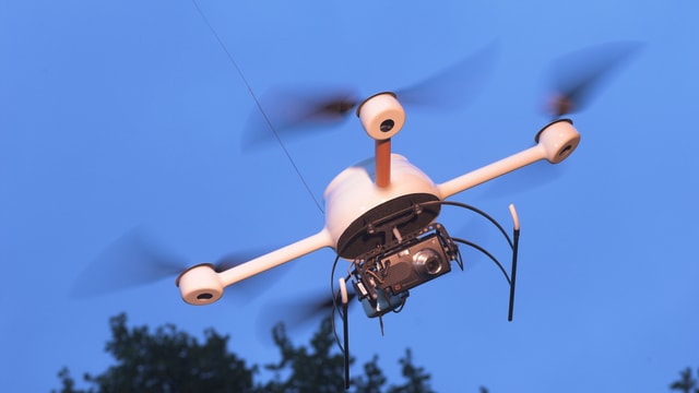 Eine kleine Drohne fliegt in der Luft. Eine kleine Drohne fliegt in der Luft.